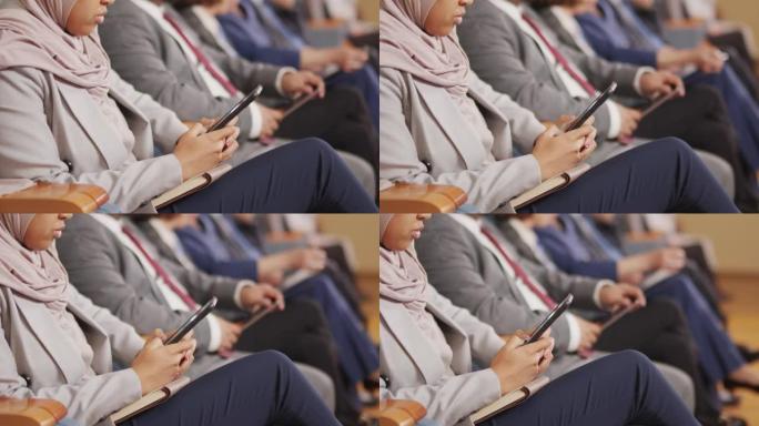 穆斯林妇女在政治论坛上使用智能手机