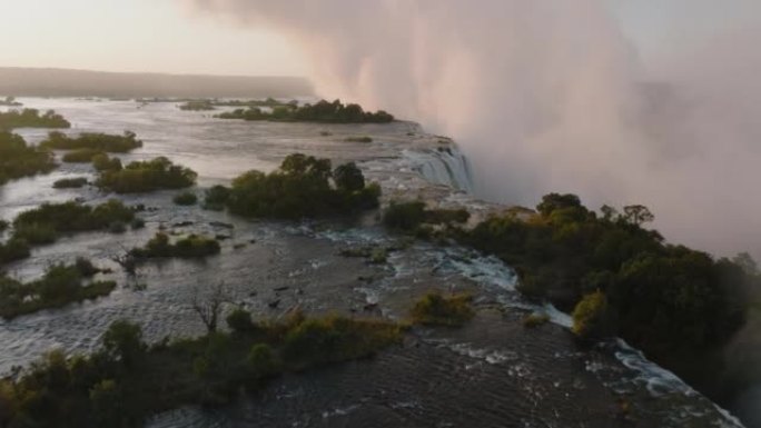 空中特写日出，看到了联合国教科文组织世界遗产维多利亚瀑布边缘的薄雾和水