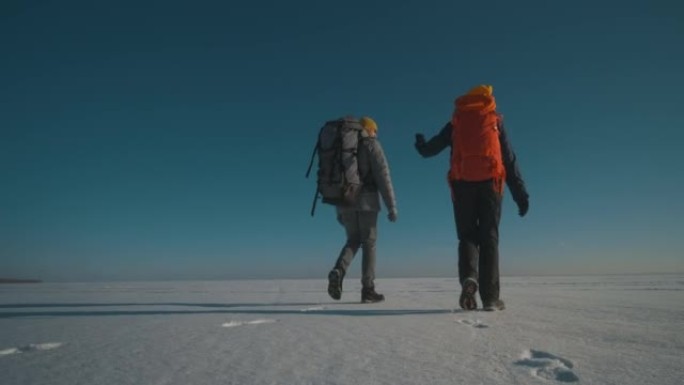 游客在白雪皑皑的雪地中漫步