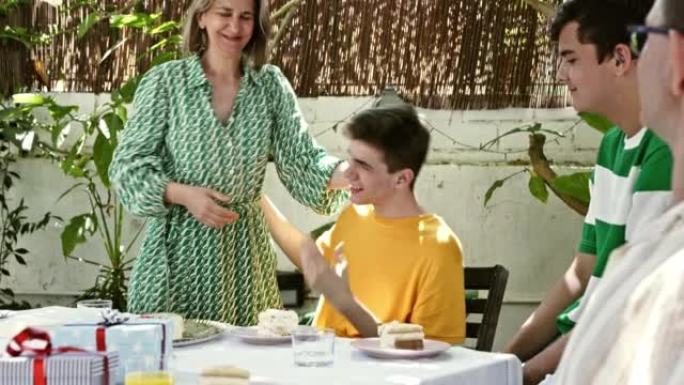 聋人家庭在户外庆祝儿子的17岁生日