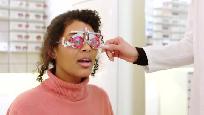 在眼镜店进行视力测试的年轻女子