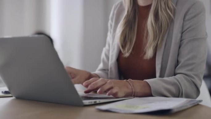 一位女商人在办公室工作时在笔记本电脑上浏览的特写镜头。企业家在创业公司进行研究和计划时键入电子邮件并