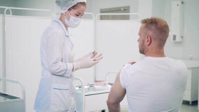 女医生正在给一名男子注射冠状病毒疫苗