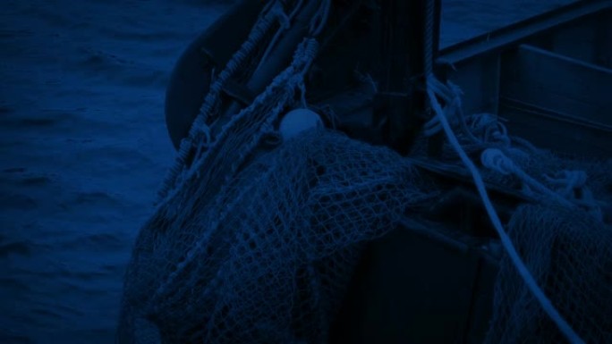 晚上船上的渔网渔船物品夜晚下的船头黑夜