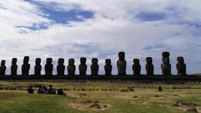 位于复活节岛 (Rapa Nui) 最大的Ahu Tongariki的Moais。