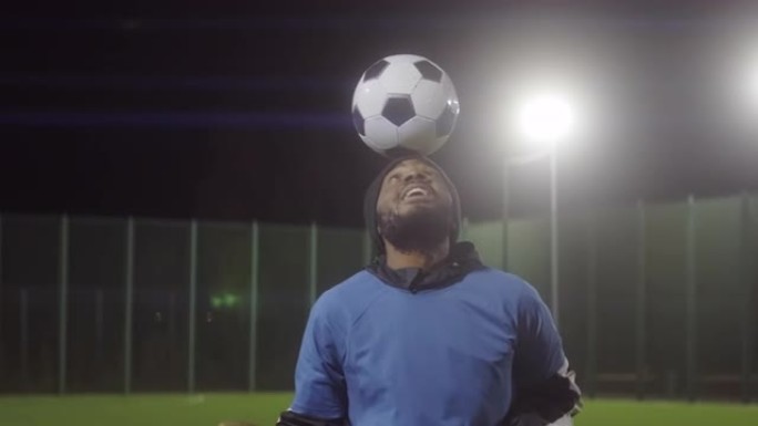 男子头上拿着足球宣传片实拍视频素材