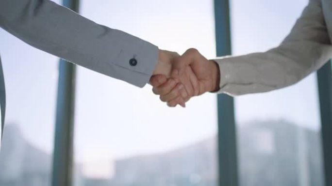 关闭商务人士握手成功的公司伙伴关系交易欢迎办公室4k镜头的合作机会