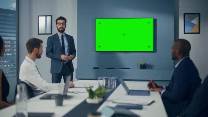 办公室会议室会议演示: 成功的商人谈话，使用绿屏色键墙电视。成功向多民族投资者群体展示电子商务产品