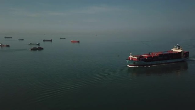 集装箱船: 海上航行的集装箱船的鸟瞰图