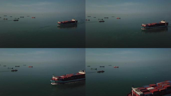 集装箱船: 海上航行的集装箱船的鸟瞰图