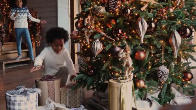 快乐的小非洲裔美国孩子跑去圣诞礼物。