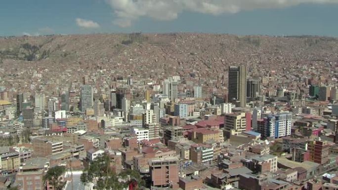 南美多民族玻利维亚政府所在地拉巴斯的鸟瞰图。放大。4k分辨率。