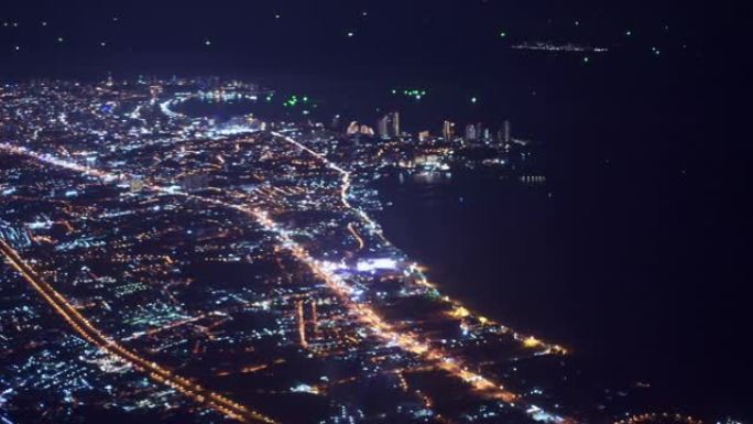 泰国芭堤雅市上空的夜间飞行