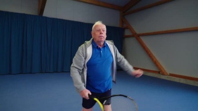 高级男子网球运动员发球并庆祝投篮