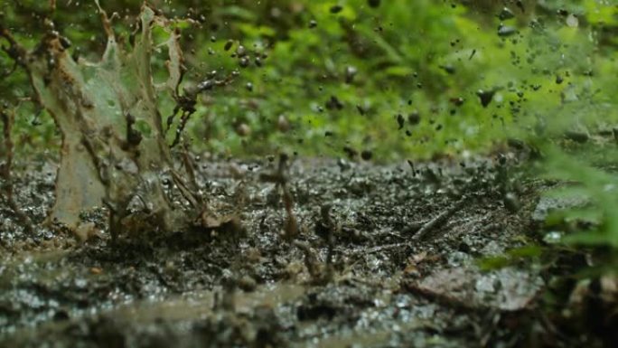 超级SLO MO MTB骑自行车的人在泥泞中骑行