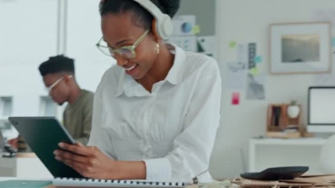 音乐工作，平板电脑计划和戴着耳机的黑人妇女，听音频并在办公室的办公桌上上网。非洲营销员工流媒体广播和