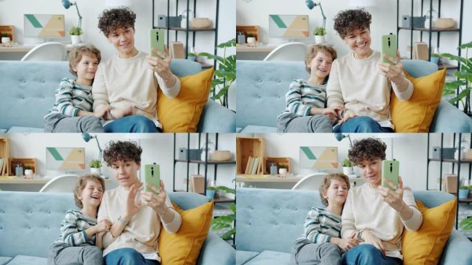年轻女子和小男孩在家用智能手机进行在线视频通话