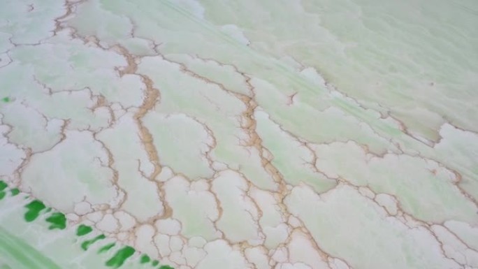 盐湖上的图案就像许多碧玉重叠在一起