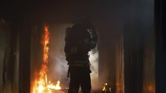 消防员在救援任务中检查燃烧的走廊