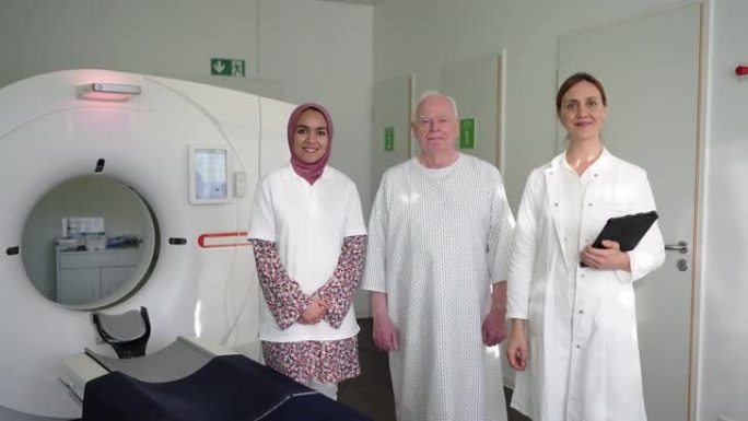 MRI扫描室的女性放射科医生和高级男性患者和护士