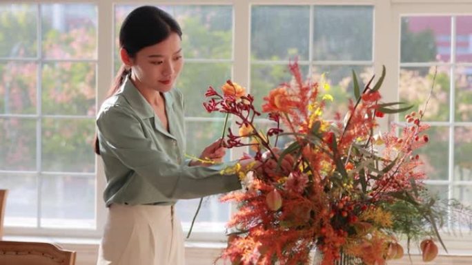 女人在家插花女人在家插花花艺