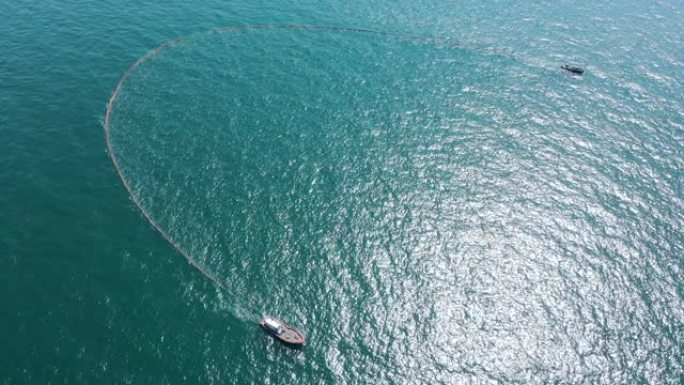 鸟瞰图石油繁荣在海洋上遏制石油泄漏