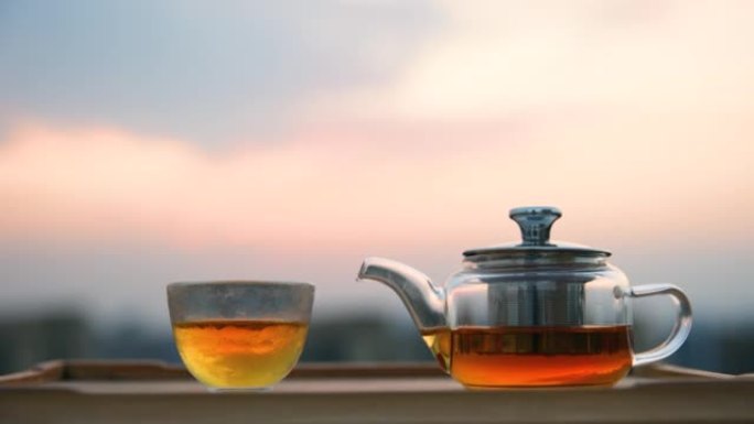 桌上的玻璃茶杯玻璃茶杯红茶