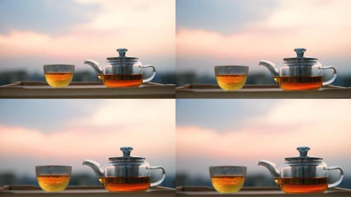 桌上的玻璃茶杯玻璃茶杯红茶