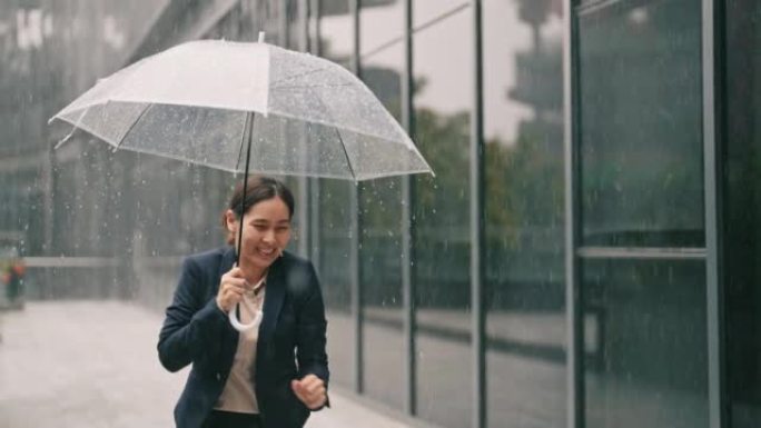 女商人在雨中行走奔跑