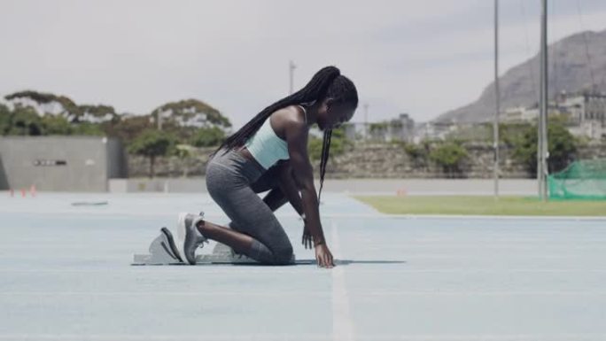 一名女运动员从起跑位置逃跑的4k视频片段