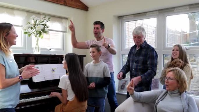 家庭在钢琴上唱歌一群外国人聚会幸福家庭实