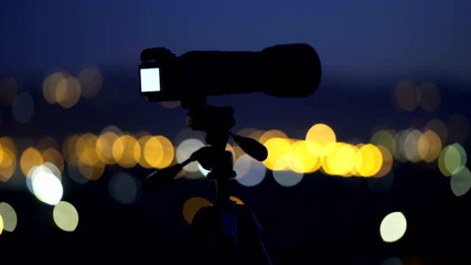摄像机站在夜城之光的背景上。广角。实时