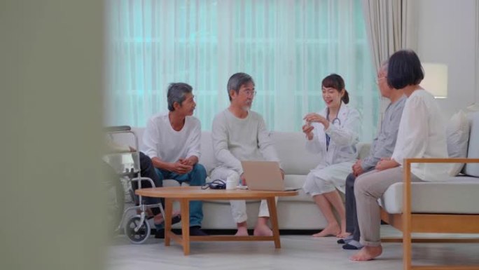 组亚洲老年人年龄60-70岁听亚洲年轻女护士医生解释医学和在医院的医疗咨询。