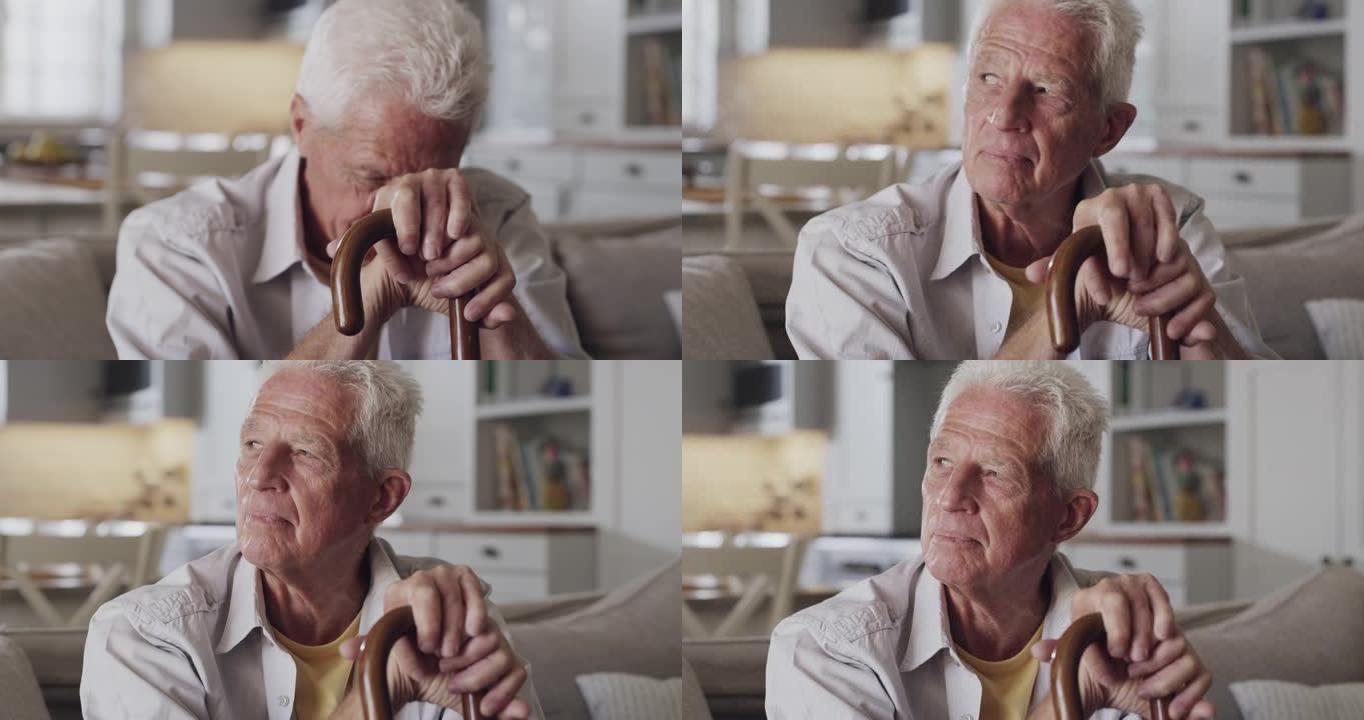 4k视频片段，一名老人坐在家里，手杖是木制的拐杖