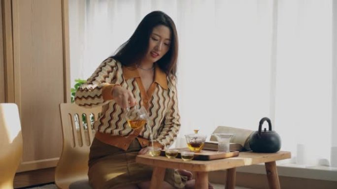 亚洲女性在家泡茶假期生活家庭生活享受