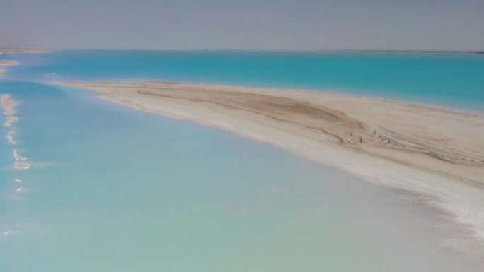 盐湖中有许多小岛的盐