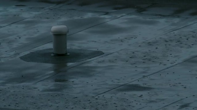 建立射击。雨水以慢动作落在公寓楼屋顶上。