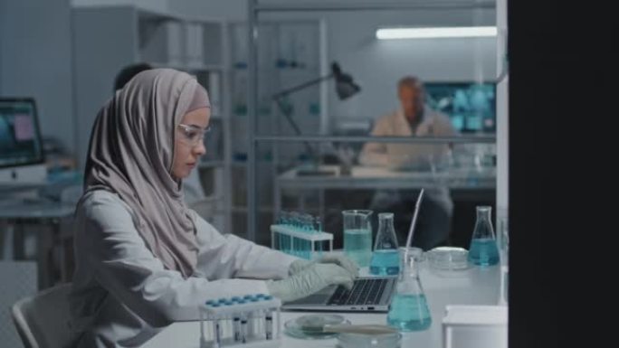在实验室工作的穆斯林妇女