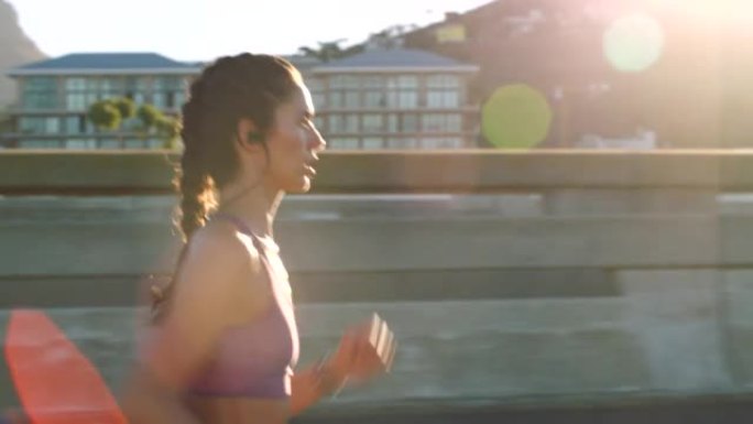 健身女子快速奔跑，有氧城市训练和马拉松运动，以提高速度，强壮的身体和健康的健康，并带有晶状体耀斑。专