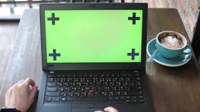 使用带空白显示色度键的笔记本电脑的女人