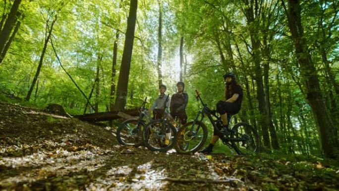 在森林中摆姿势的MTB骑自行车的超级SLO MO肖像