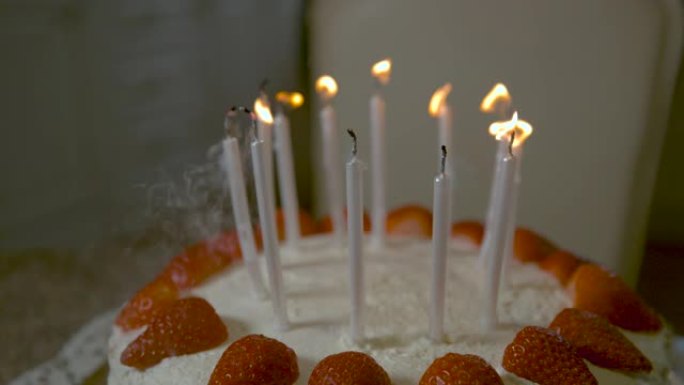 宏观: 椰子草莓蛋糕上的蜡烛被不知名的人吹走