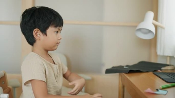 亚洲男孩在家在线学习。
