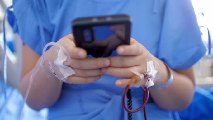 女病人在医院的房间里休息并使用手机
