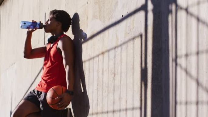 适合在城市锻炼，休息，喝水，打篮球的非洲裔美国人