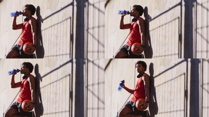 适合在城市锻炼，休息，喝水，打篮球的非洲裔美国人