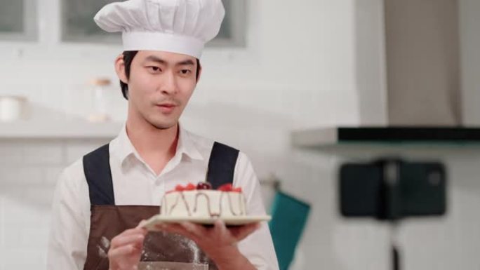 家庭面包师通过视频通话向顾客展示他的蛋糕。