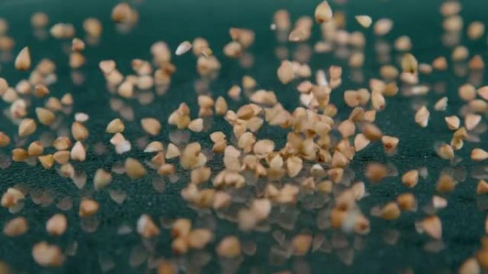 宏观: 荞麦的微小种子落在台面的抛光表面上。