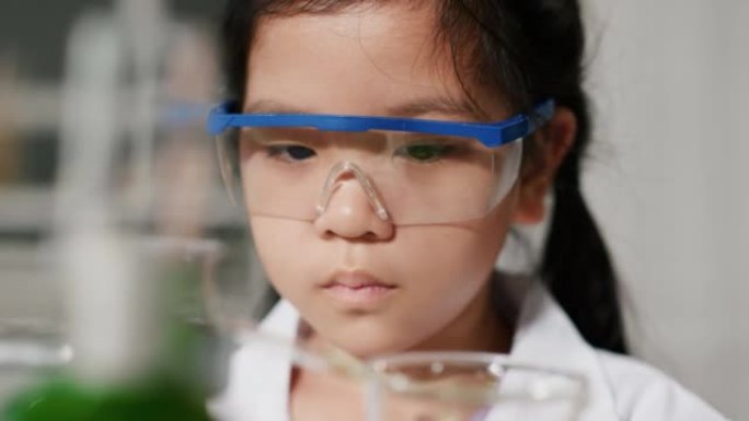 年轻女孩在实验室学习科学自学