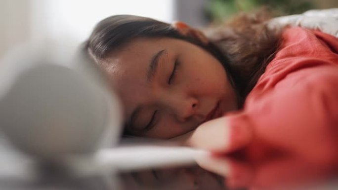 努力工作后，亚洲妇女用笔记本电脑睡觉